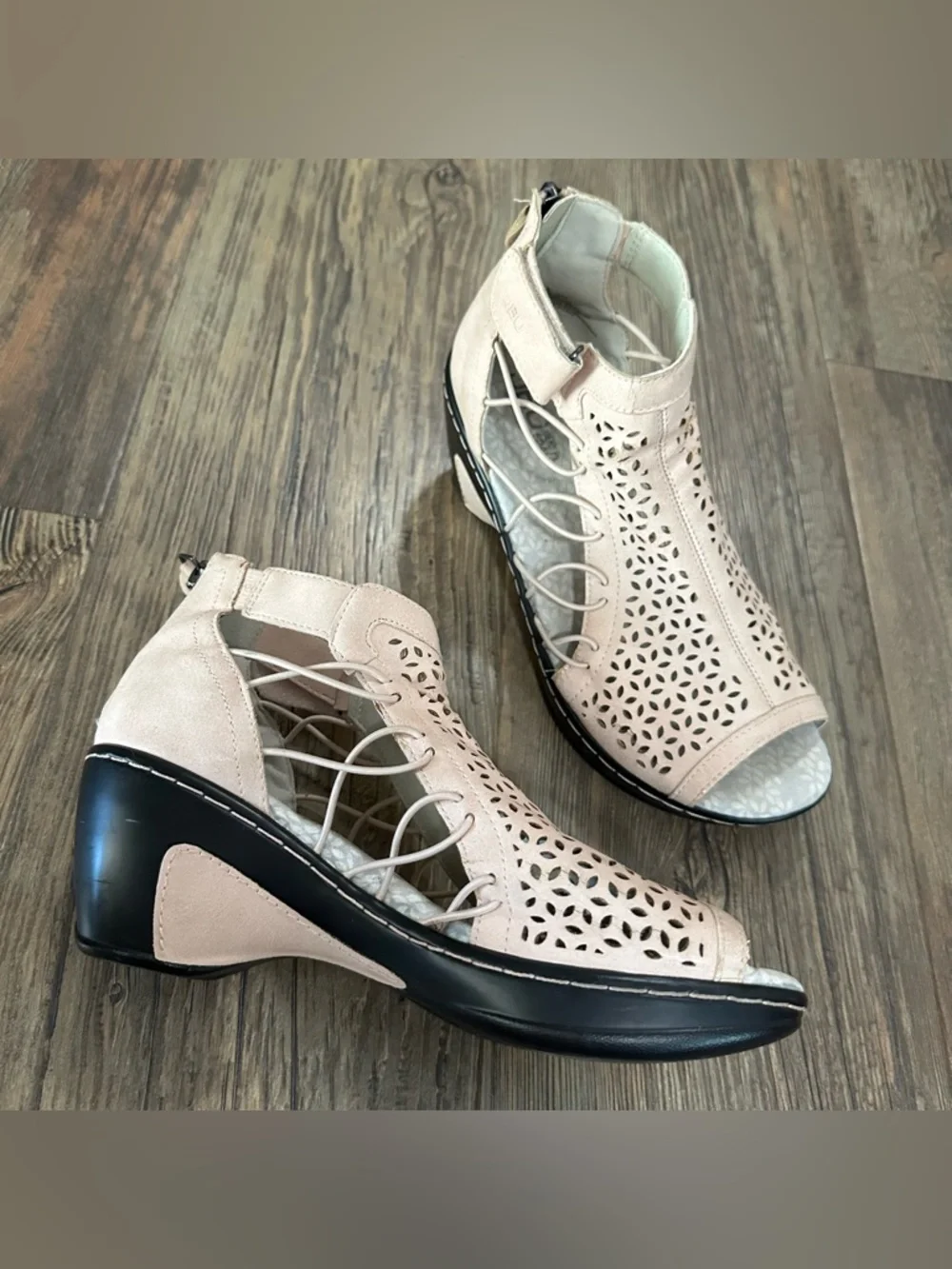 JBU by Jambu laser cut wedge sandals cream peep toe shoes women’s 8.5 NELLY